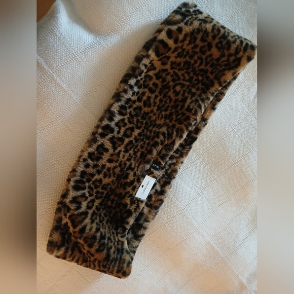 Calvin Klein Faux Fur Leopard print long Infinity Scarf - Picture 4 of 7
